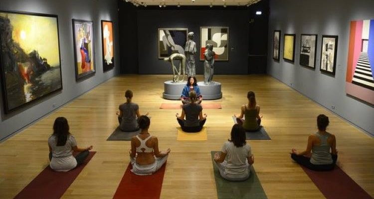 YOGA ΣΤΟ ΜΟΥΣΕΙΟ
